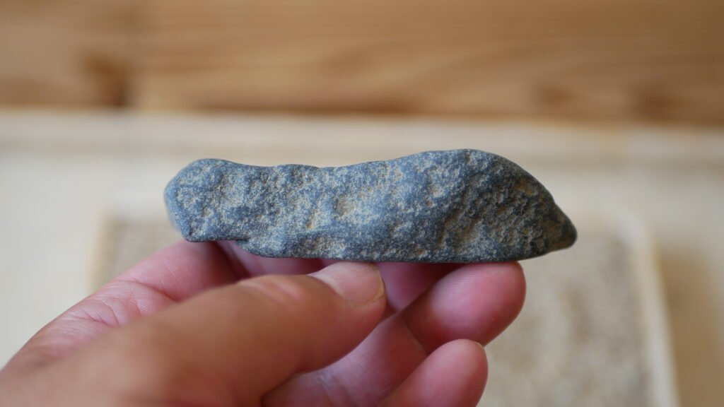 小さく細い蒼黒の多摩川石