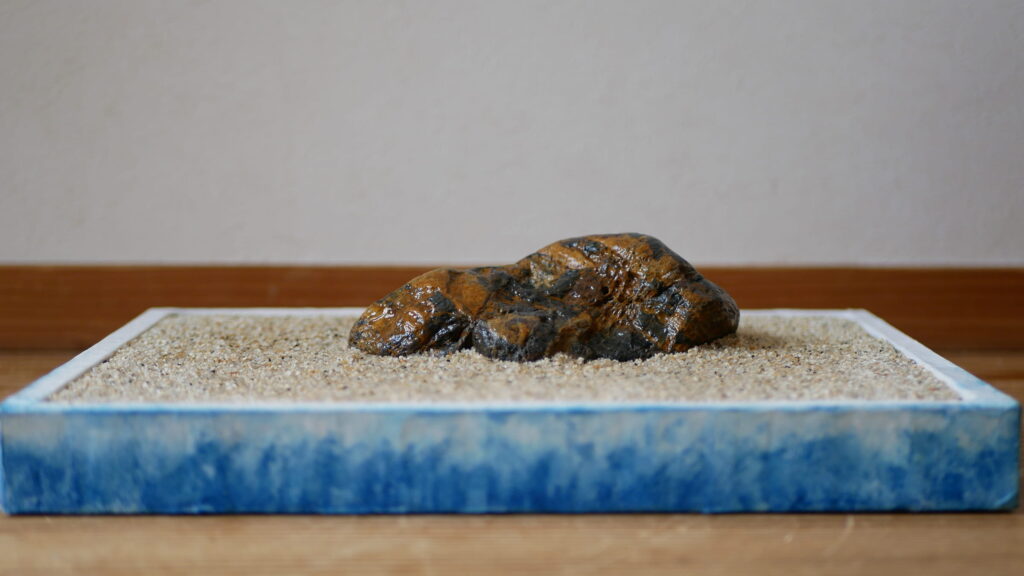 水を打った多摩川石