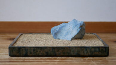 切り取った斜面　蒼黒の多摩川石