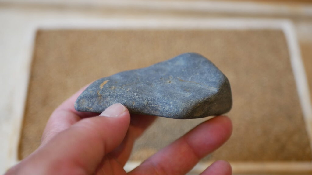 蒼黒の山形石を正面から