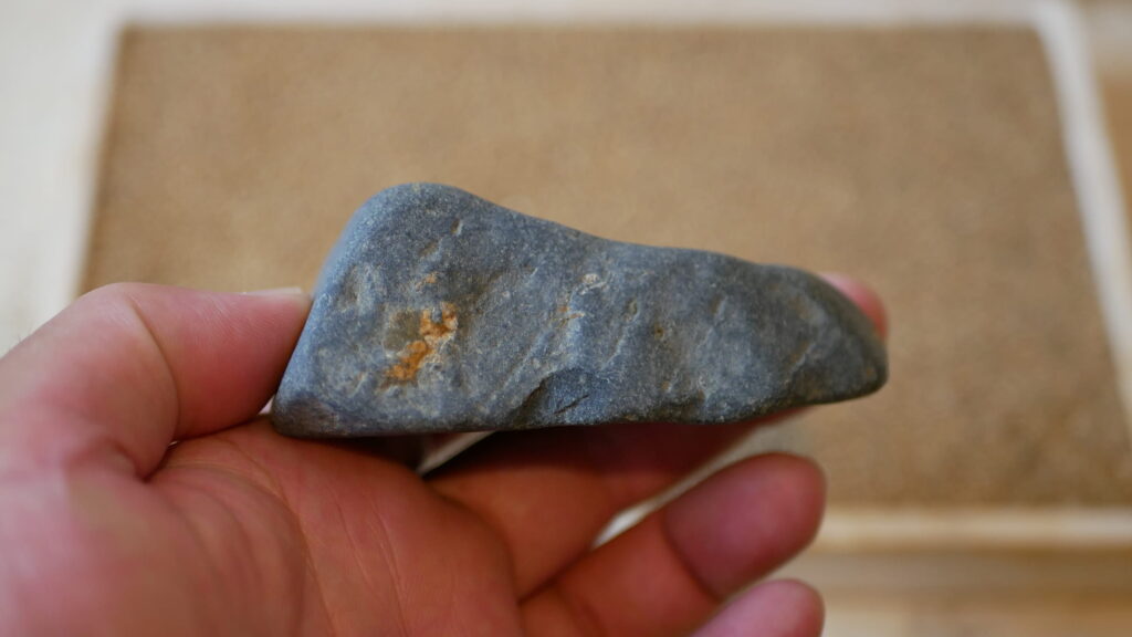 蒼黒の山形石を後ろから
