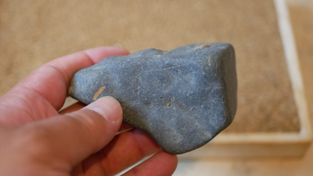 蒼黒の山形石を上から