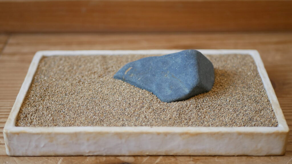 蒼黒の多摩川石 山形