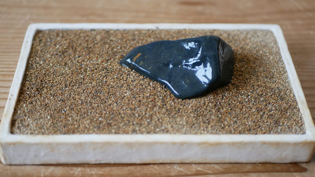 蒼黒の多摩川石 山形に水を打つ