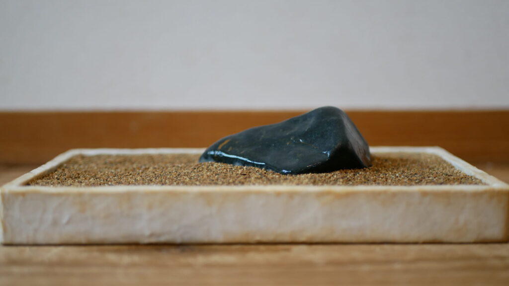 水を打った蒼黒の多摩川石 山形